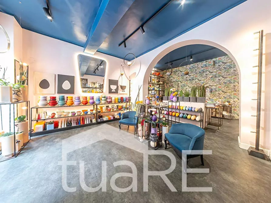 Immagine 8 di Negozio in vendita  in Via Dei Serpenti a Roma