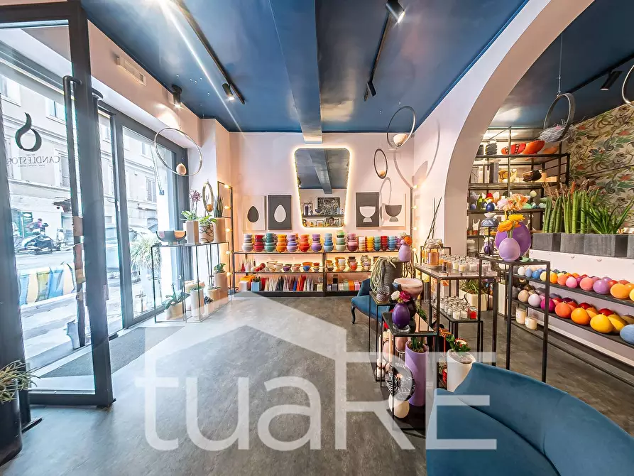 Immagine 9 di Negozio in vendita  in Via Dei Serpenti a Roma