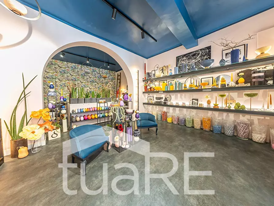 Immagine 10 di Negozio in vendita  in Via Dei Serpenti a Roma