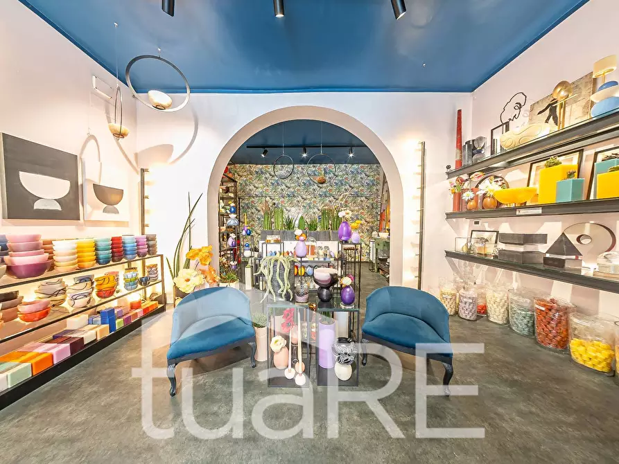 Immagine 11 di Negozio in vendita  in Via Dei Serpenti a Roma