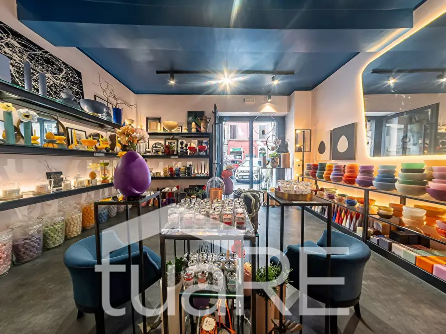 Immagine 12 di Negozio in vendita  in Via Dei Serpenti a Roma