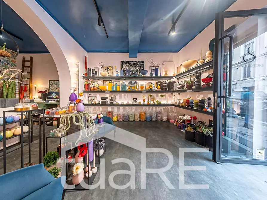 Immagine 13 di Negozio in vendita  in Via Dei Serpenti a Roma