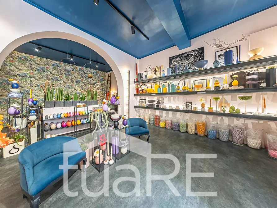 Immagine 14 di Negozio in vendita  in Via Dei Serpenti a Roma