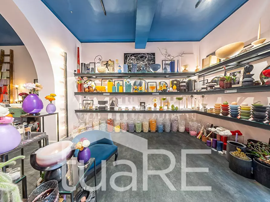 Immagine 15 di Negozio in vendita  in Via Dei Serpenti a Roma