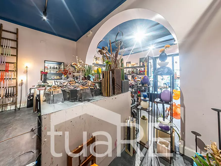 Immagine 17 di Negozio in vendita  in Via Dei Serpenti a Roma