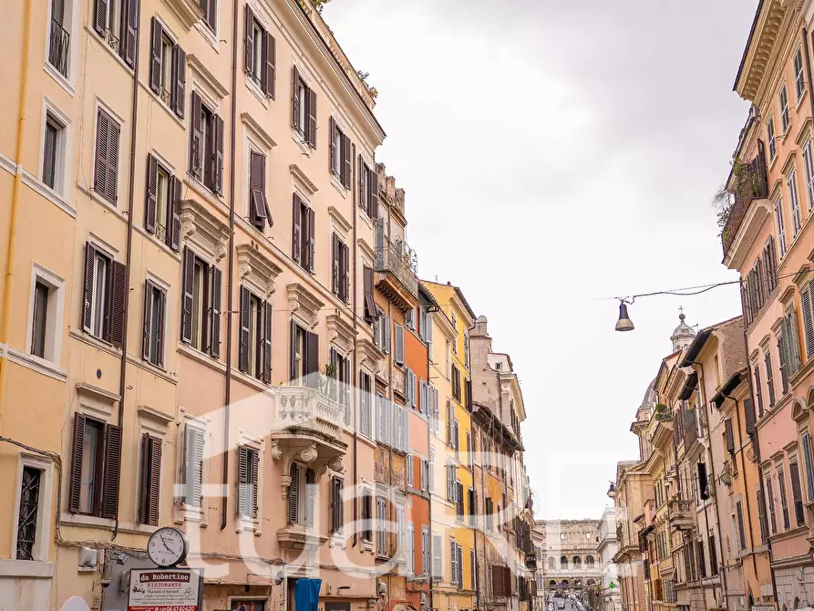 Immagine 18 di Negozio in vendita  in Via Dei Serpenti a Roma