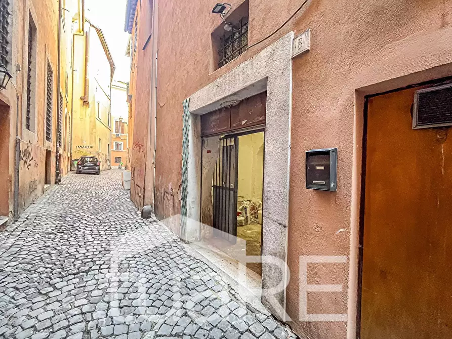 Immagine 10 di Magazzino in vendita  in Via Di Santa Maria Dell'Anima a Roma