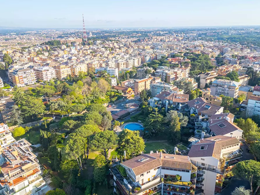 Immagine 3 di Villa in vendita  in Via Massimi a Roma