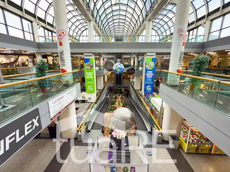 Immagine 5 di Negozio in vendita  in Via Mario Rigamonti a Roma