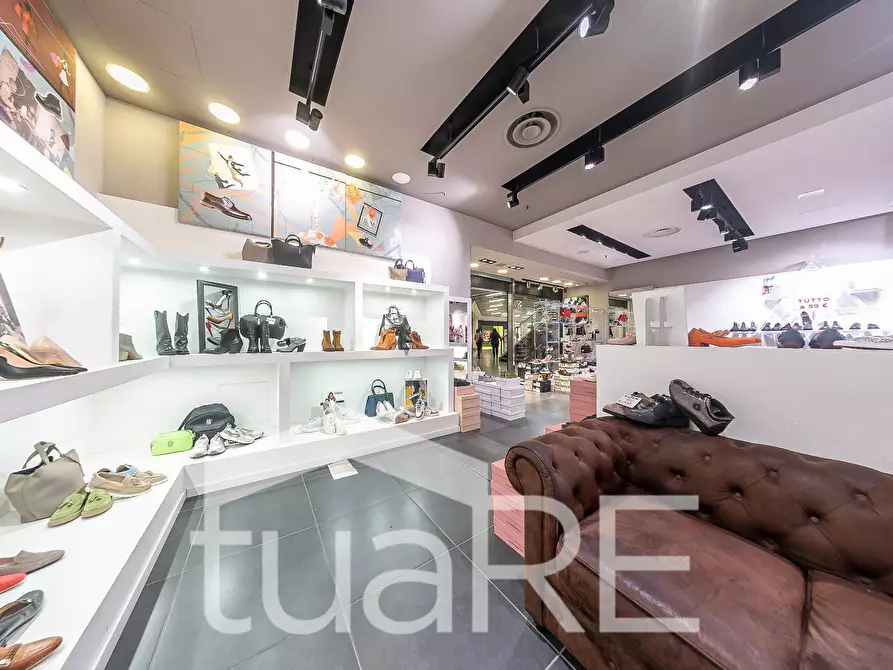 Immagine 7 di Negozio in vendita  in Via Mario Rigamonti a Roma