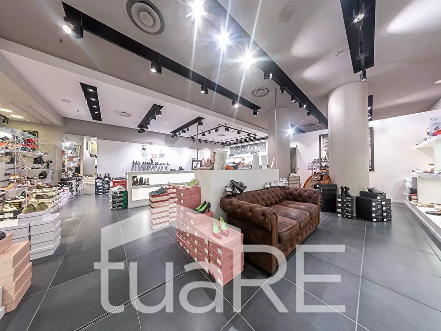 Immagine 9 di Negozio in vendita  in Via Mario Rigamonti a Roma