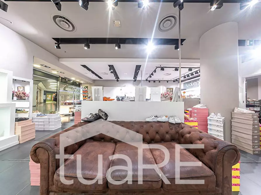 Immagine 10 di Negozio in vendita  in Via Mario Rigamonti a Roma