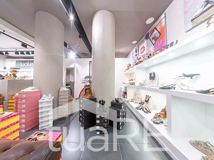 Immagine 12 di Negozio in vendita  in Via Mario Rigamonti a Roma