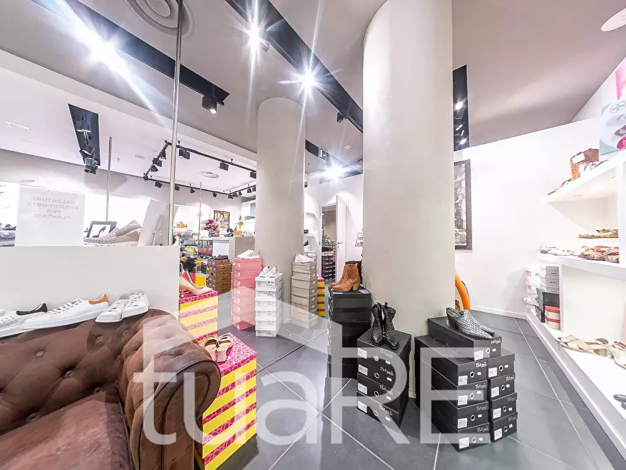 Immagine 13 di Negozio in vendita  in Via Mario Rigamonti a Roma