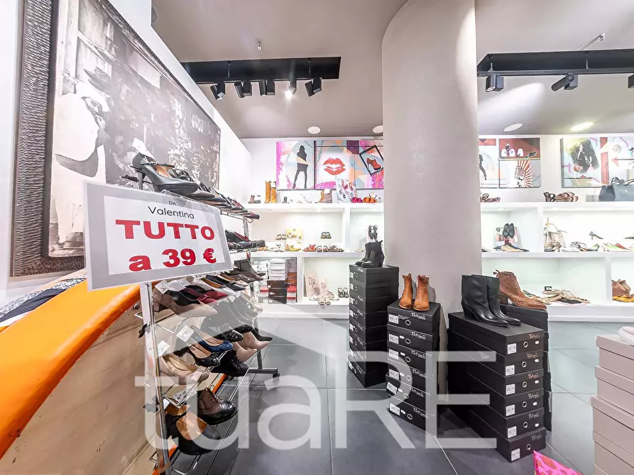 Immagine 14 di Negozio in vendita  in Via Mario Rigamonti a Roma