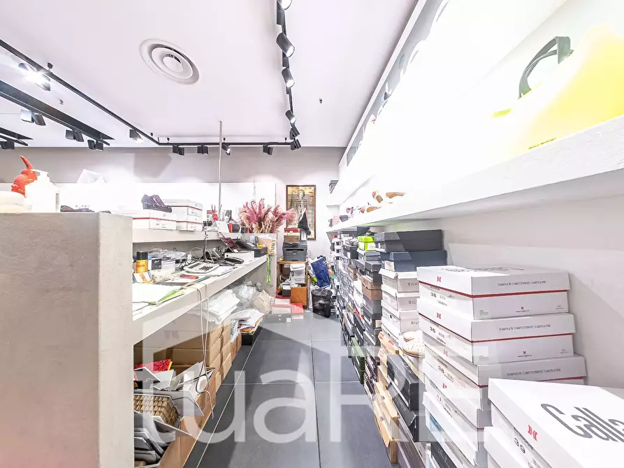 Immagine 15 di Negozio in vendita  in Via Mario Rigamonti a Roma