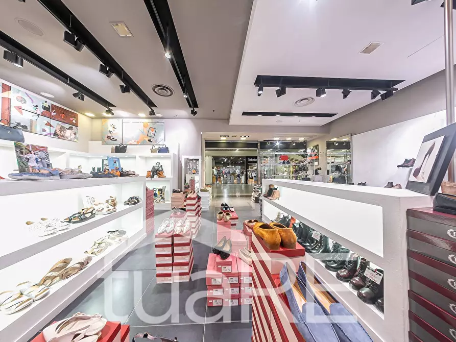 Immagine 16 di Negozio in vendita  in Via Mario Rigamonti a Roma