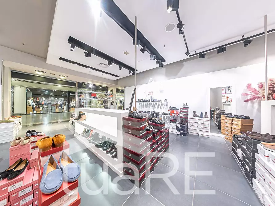 Immagine 17 di Negozio in vendita  in Via Mario Rigamonti a Roma