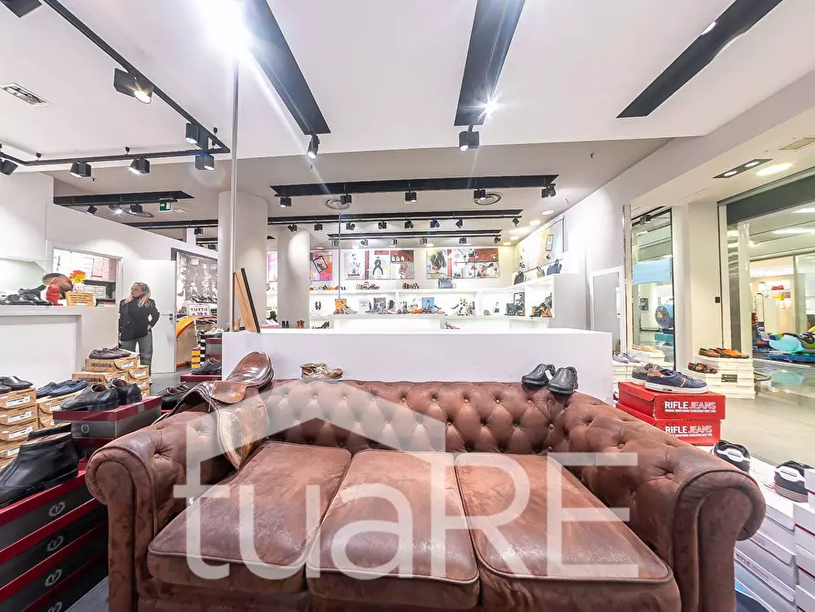 Immagine 18 di Negozio in vendita  in Via Mario Rigamonti a Roma