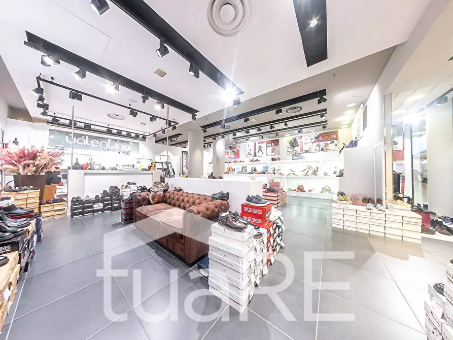 Immagine 19 di Negozio in vendita  in Via Mario Rigamonti a Roma