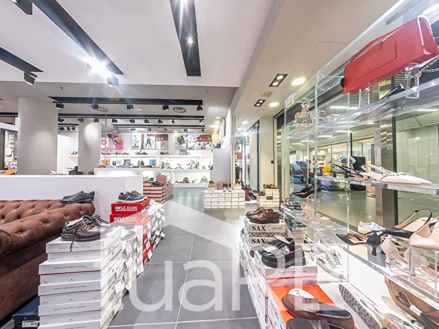 Immagine 20 di Negozio in vendita  in Via Mario Rigamonti a Roma