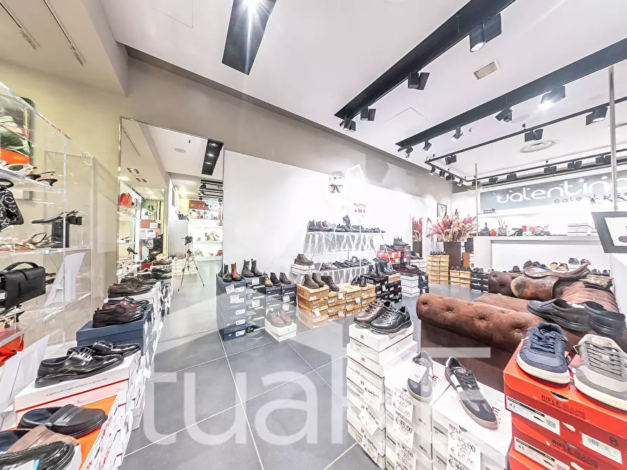 Immagine 21 di Negozio in vendita  in Via Mario Rigamonti a Roma