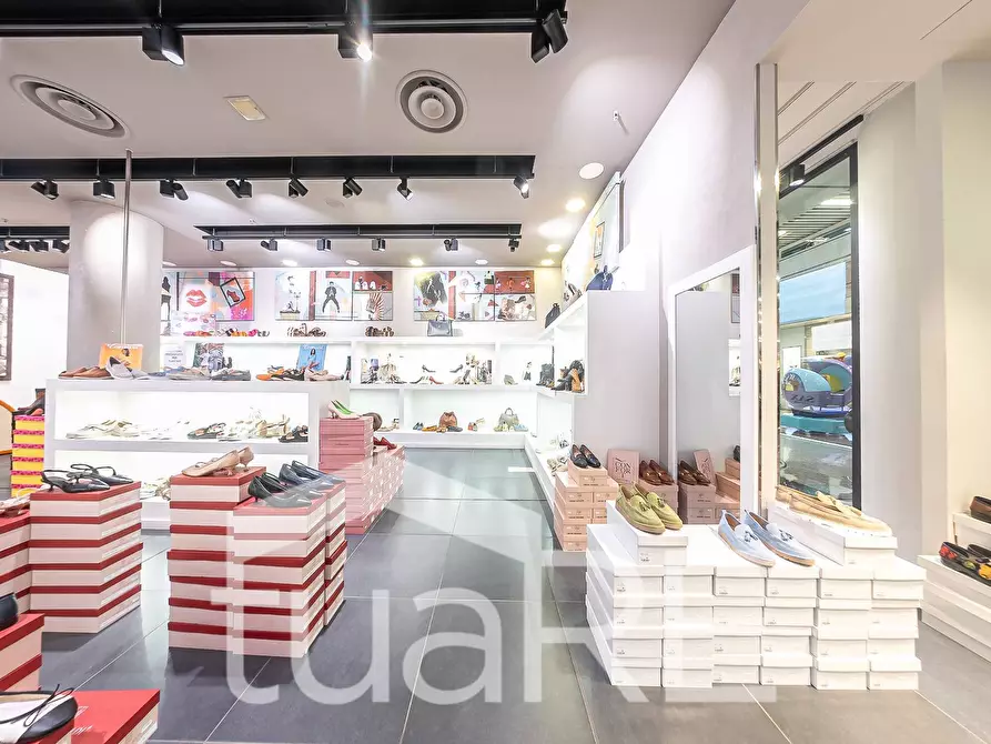 Immagine 22 di Negozio in vendita  in Via Mario Rigamonti a Roma