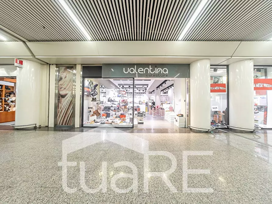 Immagine 23 di Negozio in vendita  in Via Mario Rigamonti a Roma