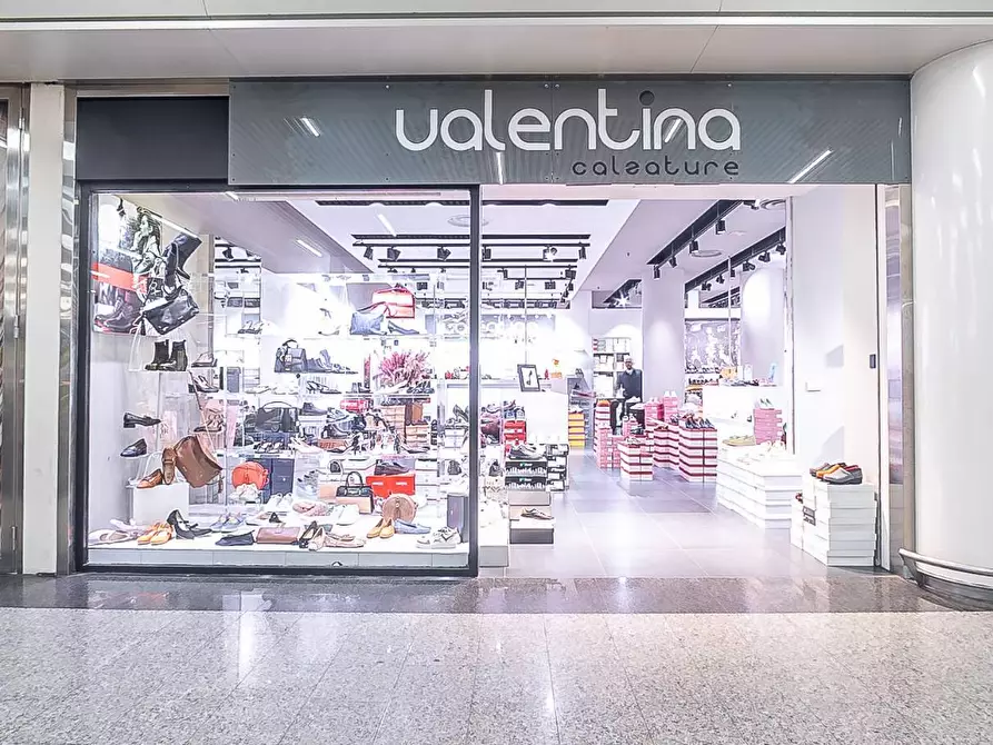 Immagine 24 di Negozio in vendita  in Via Mario Rigamonti a Roma