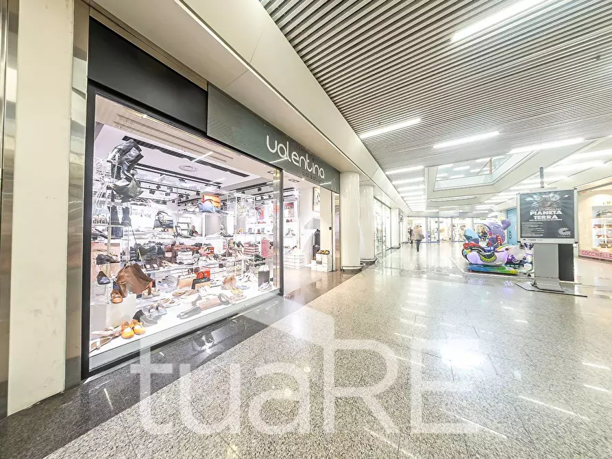 Immagine 25 di Negozio in vendita  in Via Mario Rigamonti a Roma