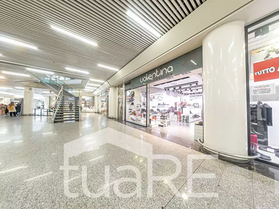 Immagine 26 di Negozio in vendita  in Via Mario Rigamonti a Roma