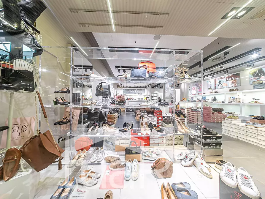 Immagine 27 di Negozio in vendita  in Via Mario Rigamonti a Roma