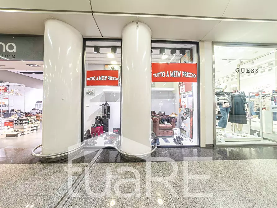 Immagine 28 di Negozio in vendita  in Via Mario Rigamonti a Roma