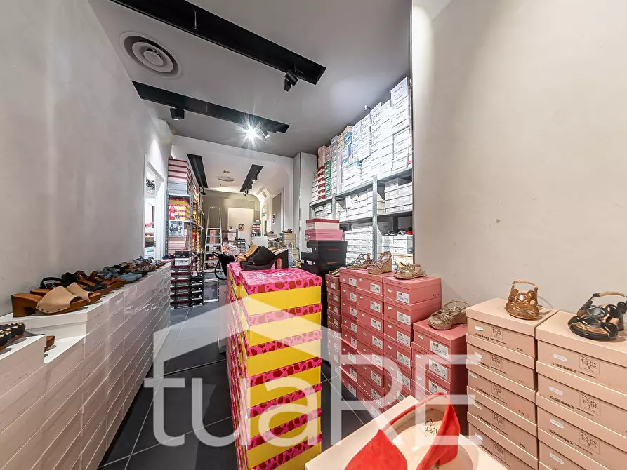 Immagine 30 di Negozio in vendita  in Via Mario Rigamonti a Roma