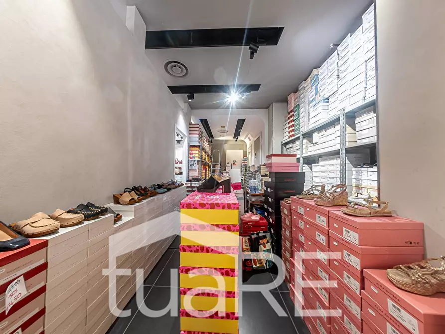 Immagine 31 di Negozio in vendita  in Via Mario Rigamonti a Roma