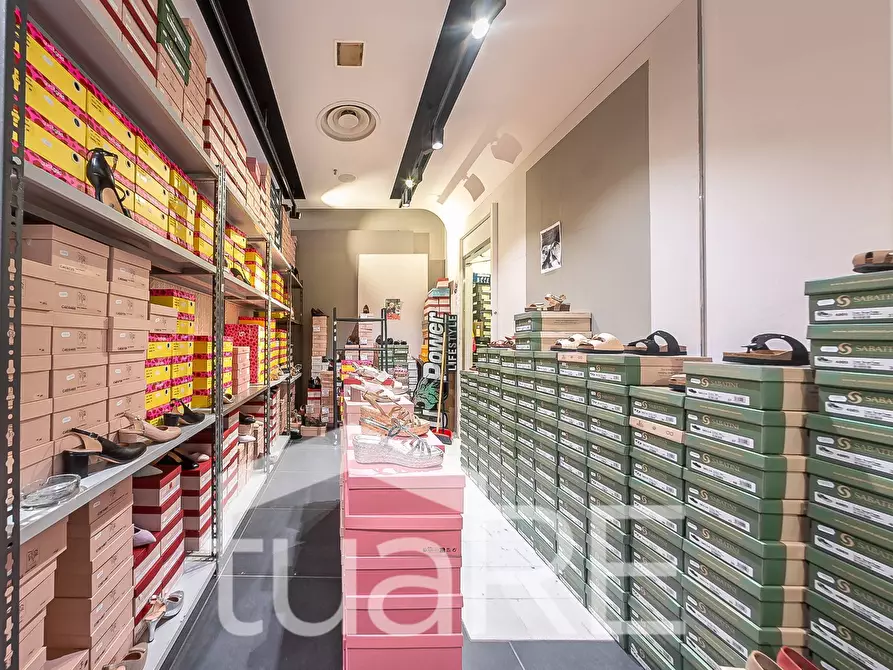 Immagine 32 di Negozio in vendita  in Via Mario Rigamonti a Roma