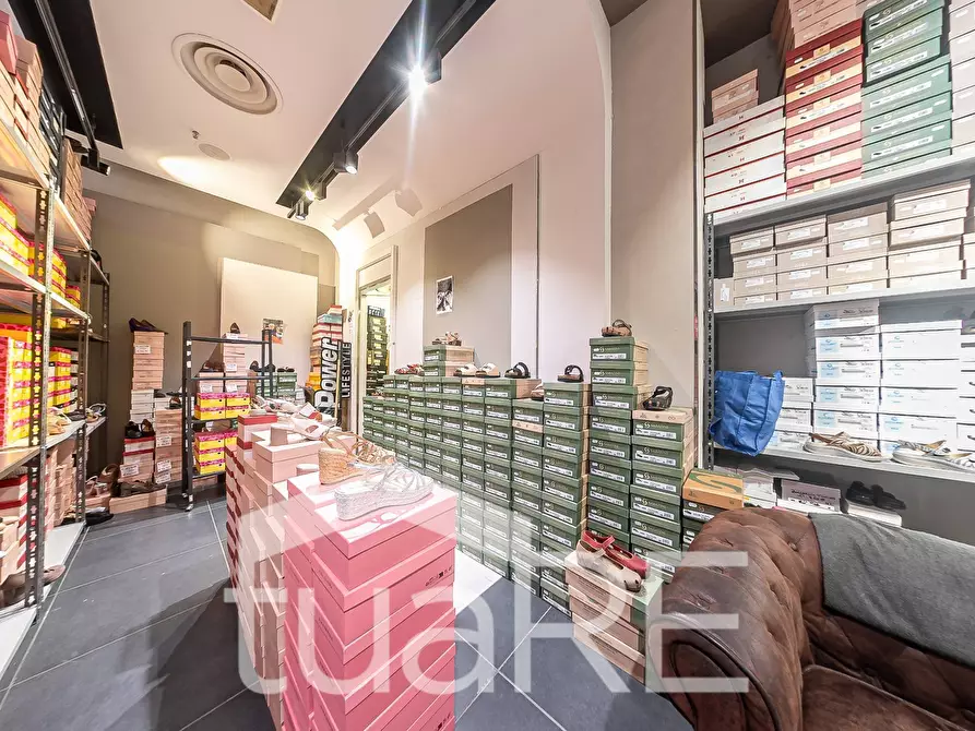 Immagine 33 di Negozio in vendita  in Via Mario Rigamonti a Roma