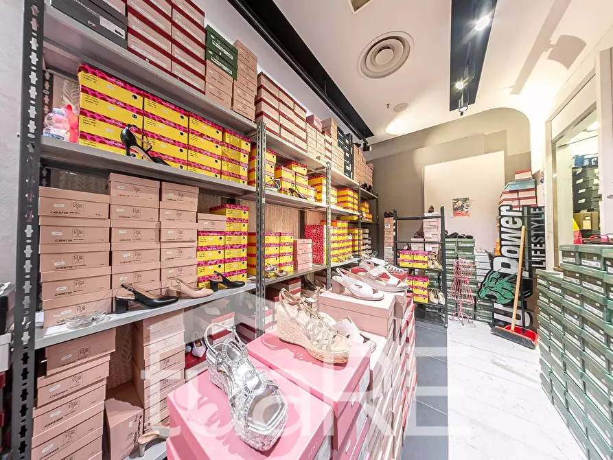 Immagine 34 di Negozio in vendita  in Via Mario Rigamonti a Roma