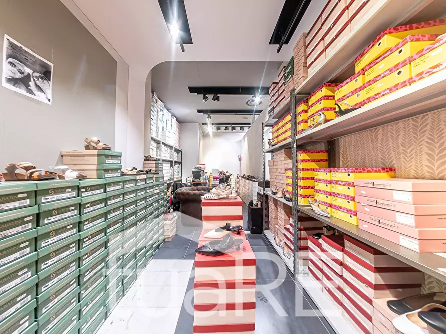 Immagine 35 di Negozio in vendita  in Via Mario Rigamonti a Roma