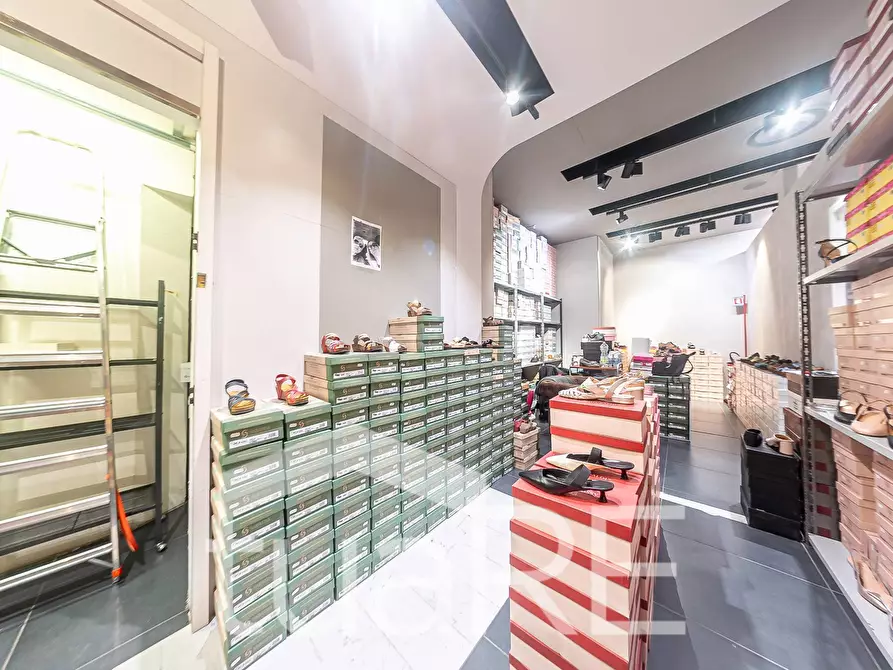 Immagine 36 di Negozio in vendita  in Via Mario Rigamonti a Roma