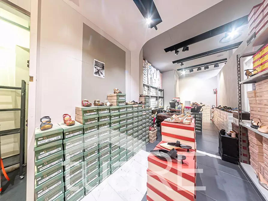 Immagine 37 di Negozio in vendita  in Via Mario Rigamonti a Roma