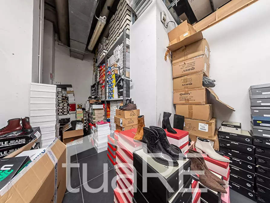 Immagine 39 di Negozio in vendita  in Via Mario Rigamonti a Roma