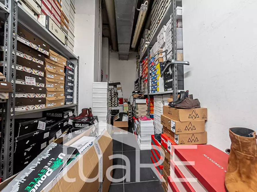 Immagine 40 di Negozio in vendita  in Via Mario Rigamonti a Roma