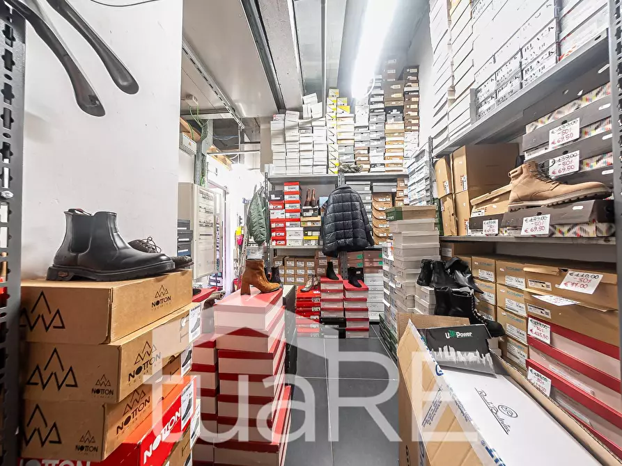 Immagine 41 di Negozio in vendita  in Via Mario Rigamonti a Roma