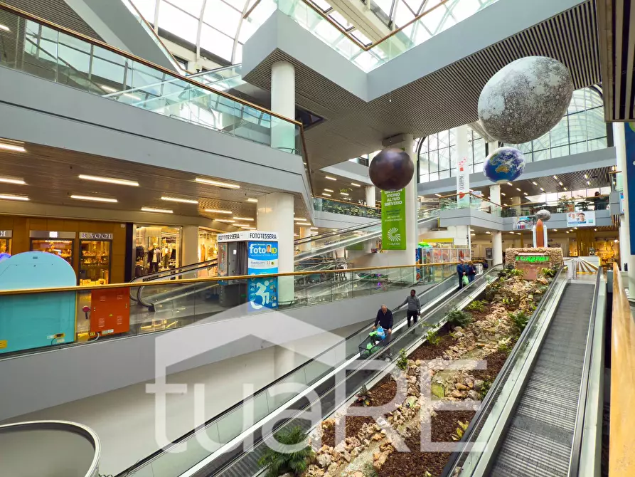 Immagine 42 di Negozio in vendita  in Via Mario Rigamonti a Roma