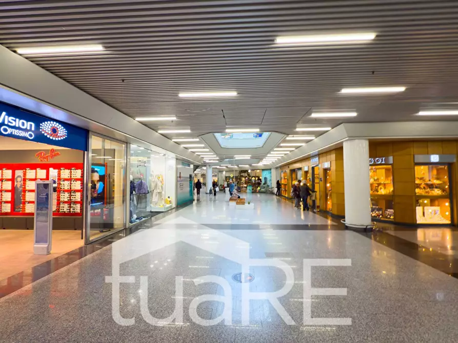 Immagine 43 di Negozio in vendita  in Via Mario Rigamonti a Roma