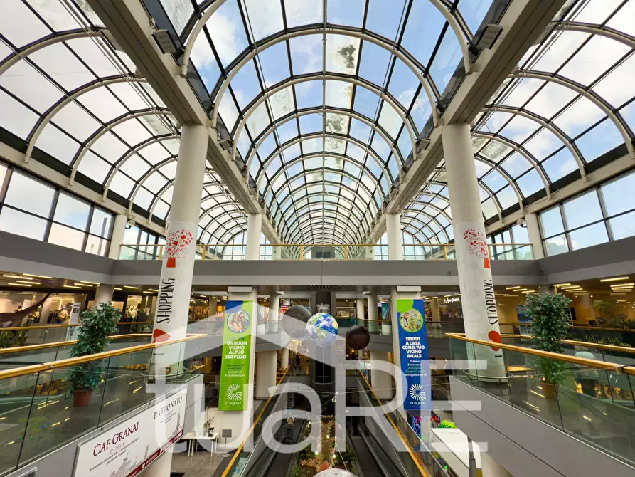 Immagine 44 di Negozio in vendita  in Via Mario Rigamonti a Roma