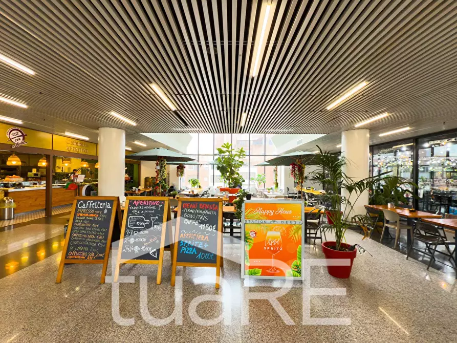 Immagine 45 di Negozio in vendita  in Via Mario Rigamonti a Roma