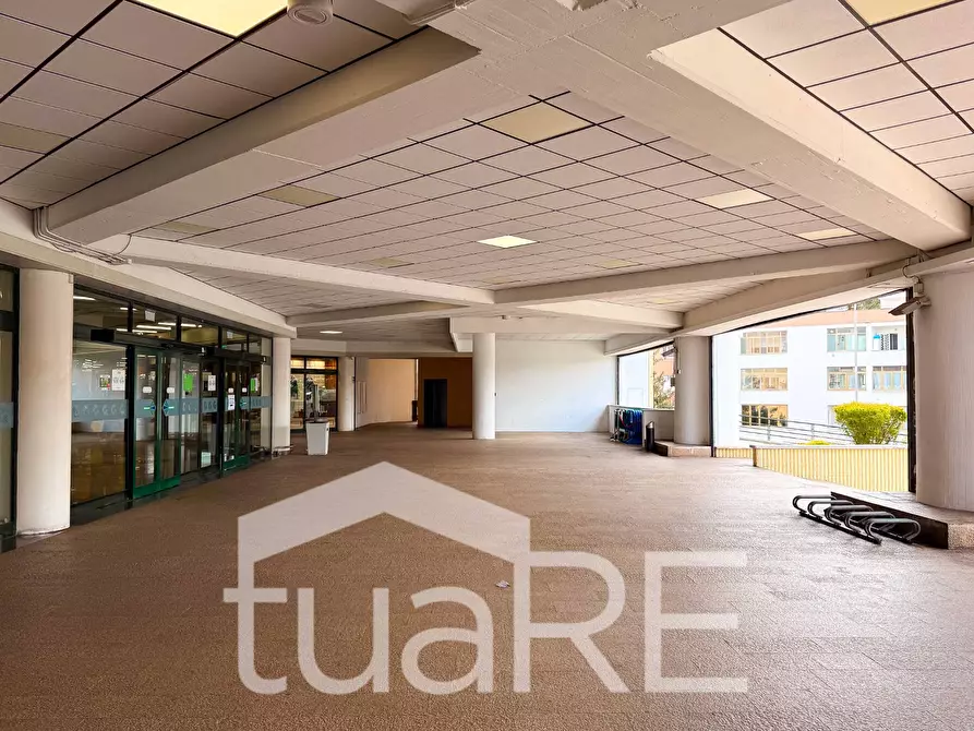 Immagine 46 di Negozio in vendita  in Via Mario Rigamonti a Roma