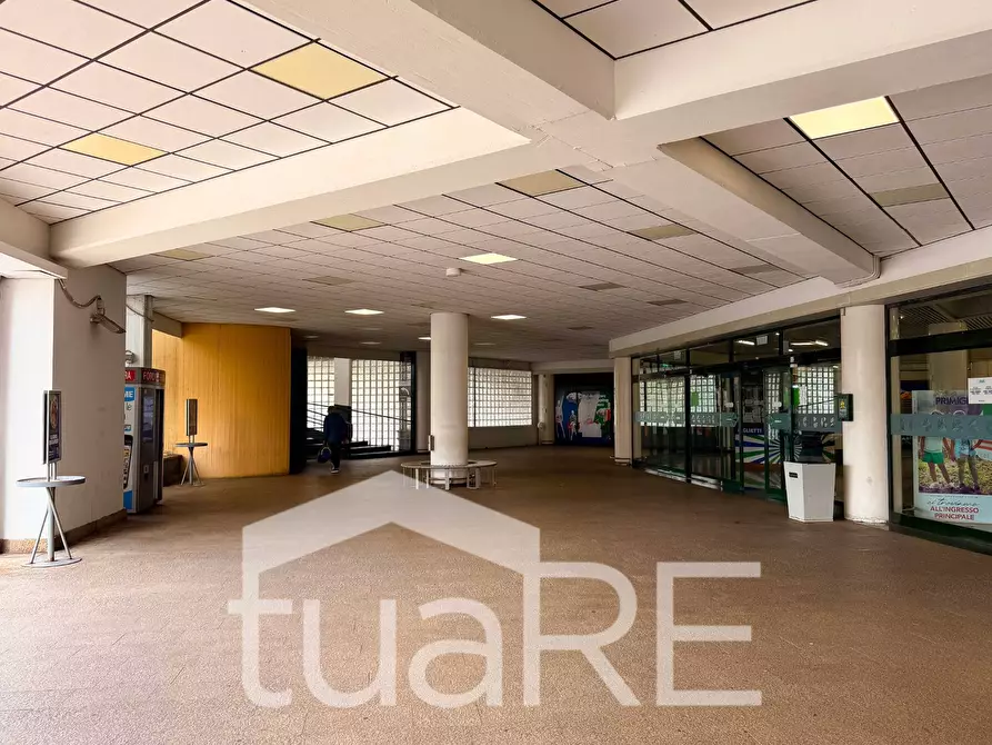 Immagine 47 di Negozio in vendita  in Via Mario Rigamonti a Roma